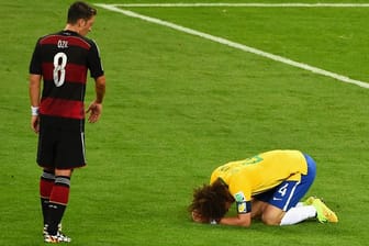 Nach der 7:1 Pleite gegen Deutschland tröstet Mesut Özil seinen Gegner David Luiz.