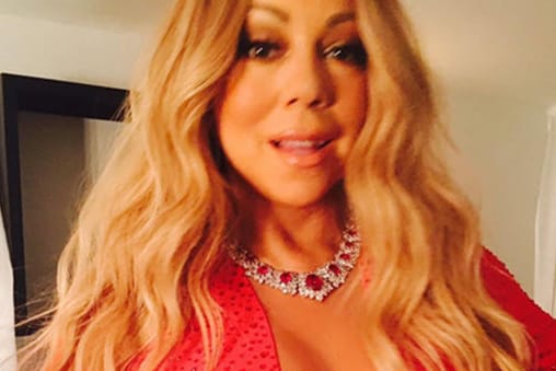 Mariah Carey zeigt in Mexico City stolz ihr Bühnenoutfit.