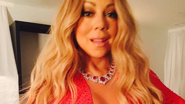 Mariah Carey zeigt in Mexico City stolz ihr Bühnenoutfit.