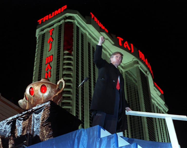 Donald Trump vor seinem Spielkasino Taj Mahal.