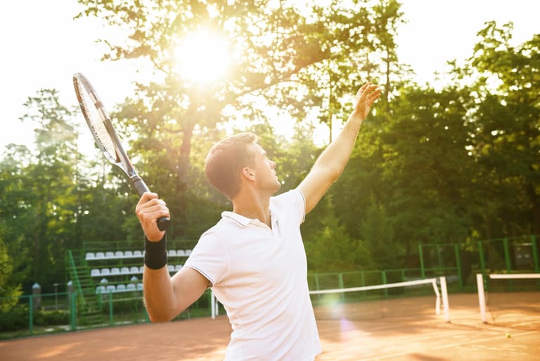 Das Problem des "Tennis-Arms" ist bekannt – viele wissen jedoch nicht, dass durch die Bevorzugung eines Arms sich auch die Brustmuskeln unterschiedlich ausbilden können.