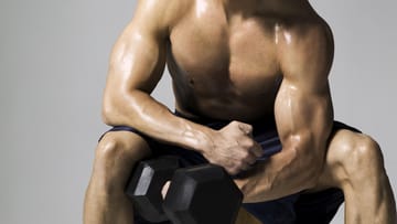 Beim Muskelaufbau-Training stellen einige Männer fest, dass die Brustmuskeln sich nicht gleich entwickeln.