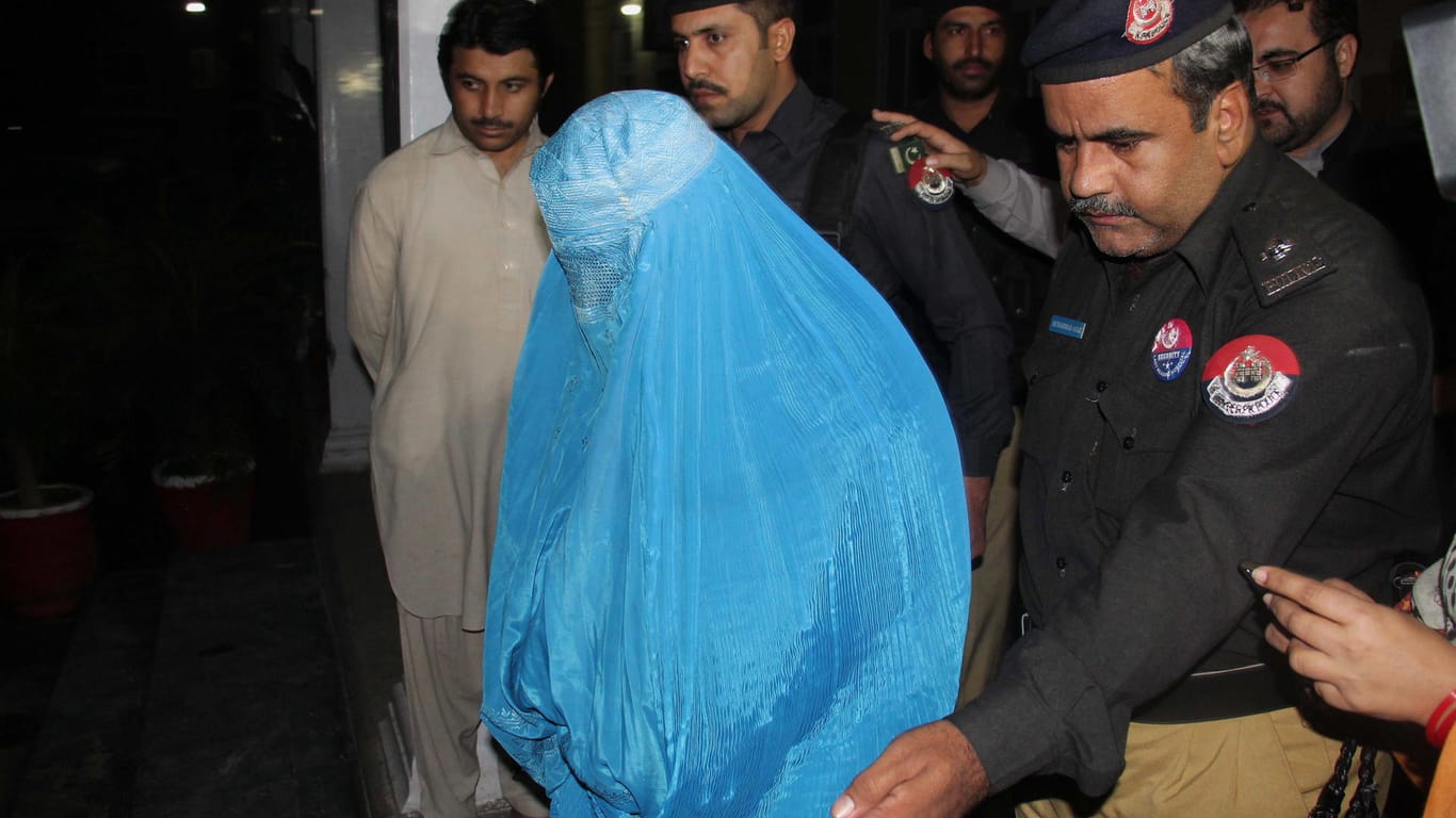 Sharbat Gula bei ihrer Abschiebung von Pakistan nach Afghanistan.