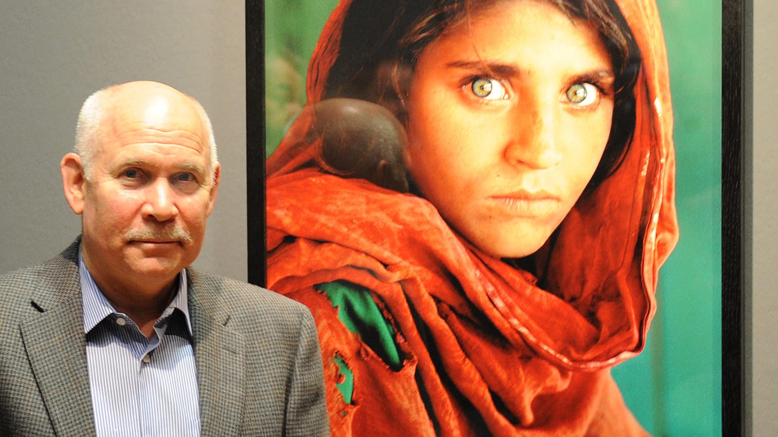 Steve McCurry vor seiner wohl berühmtesten Aufnahme aus dem Jahr 1984, "Afghanisches Mädchen".