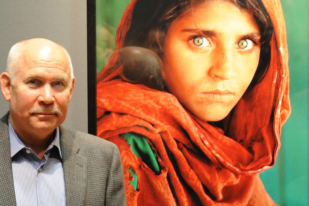 Steve McCurry vor seiner wohl berühmtesten Aufnahme aus dem Jahr 1984, "Afghanisches Mädchen".