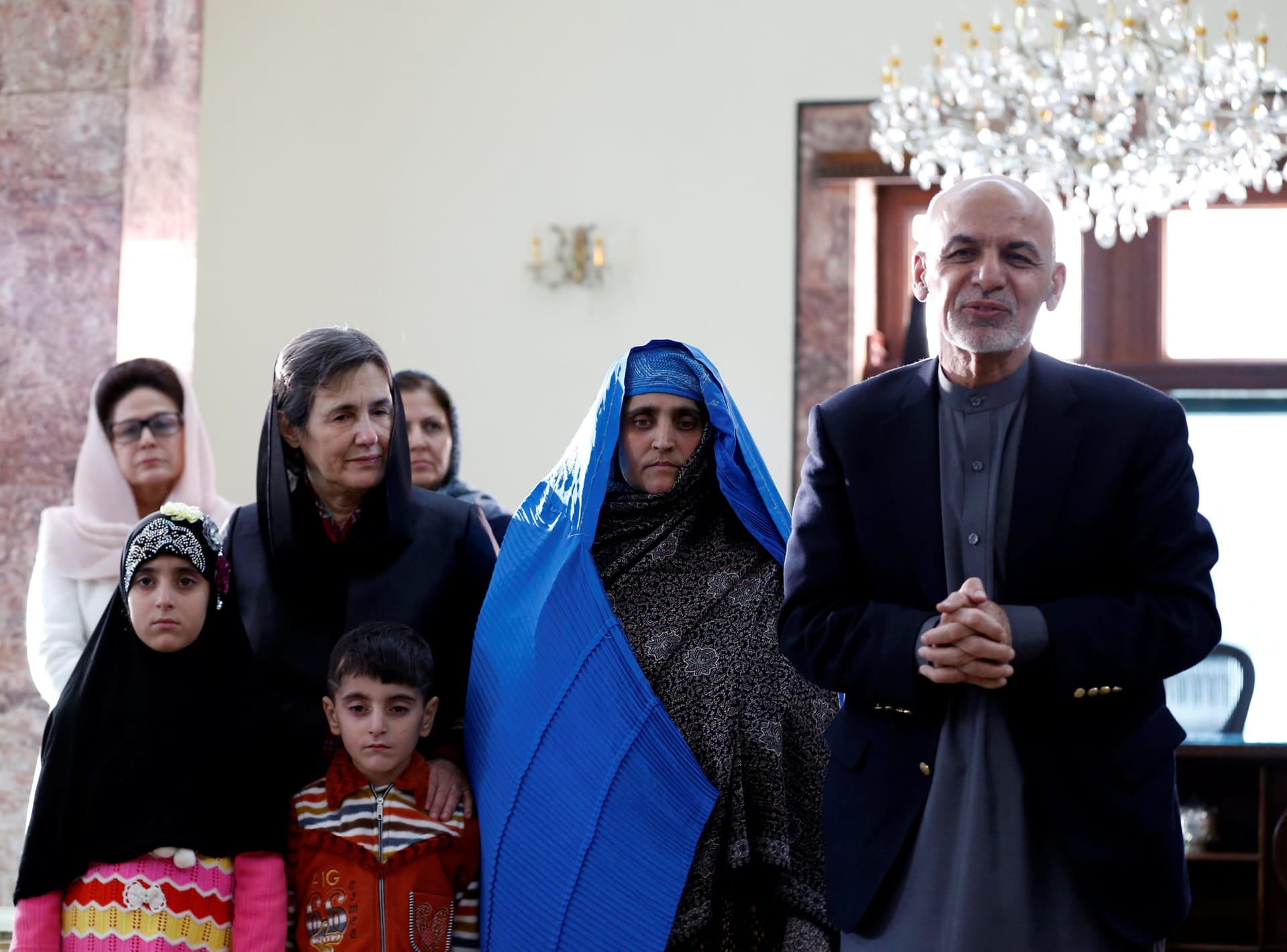 Der afghanische Präsident Ashraf Ghani empfängt Sharbat Gula mit ihren Kindern in seinem Palast.