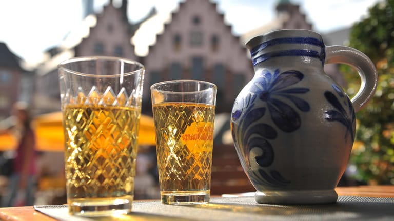 Apfelwein wie er in Hessen getrunken wird: aus einem "Gerippten" – so nennt man das Glas. Ausgeschenkt wird er traditionell aus einem "Bembel".
