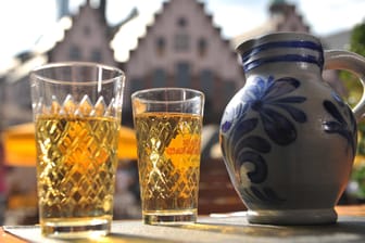 Apfelwein wie er in Hessen getrunken wird: aus einem "Gerippten" – so nennt man das Glas. Ausgeschenkt wird er traditionell aus einem "Bembel".