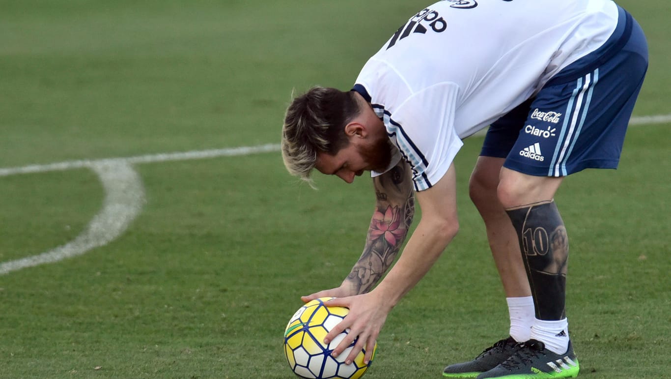 Vom Tattoo-Studio auf den Trainingsplatz: Weltfußballer Lionel Messi mit neuer Beinpracht.