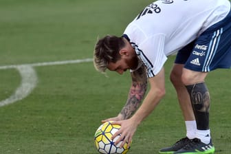 Vom Tattoo-Studio auf den Trainingsplatz: Weltfußballer Lionel Messi mit neuer Beinpracht.