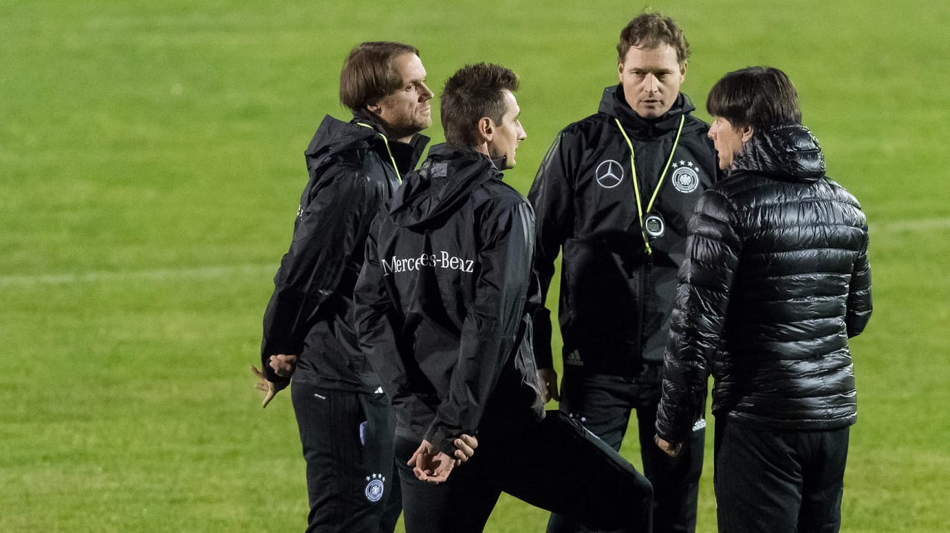 Zurück beim DFB-Team: Trainer-Azubi Miroslav Klose (2.v.li.) mit Bundestrainer Joachim Löw (re.) und dessen Co-Trainern Thomas Schneider (li.) und Marcus Sorg (2.v.re.).