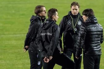 Zurück beim DFB-Team: Trainer-Azubi Miroslav Klose (2.v.li.) mit Bundestrainer Joachim Löw (re.) und dessen Co-Trainern Thomas Schneider (li.) und Marcus Sorg (2.v.re.).
