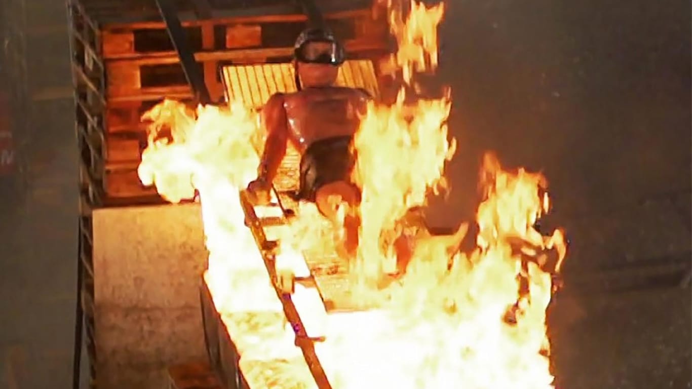 Auf einem Schlitten ging es für Joey Heindle direkt durch die Flammen.