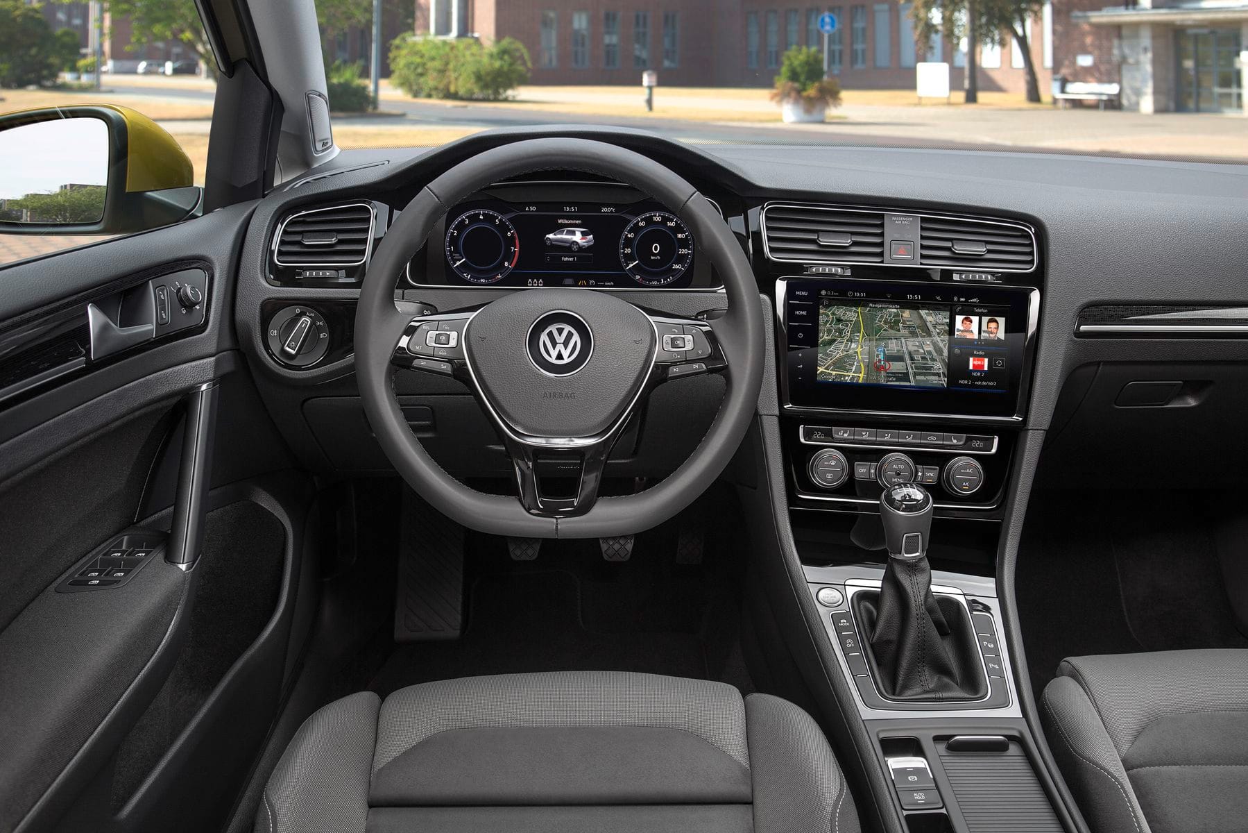 Das Cockpit der neuen VW Golf 7.