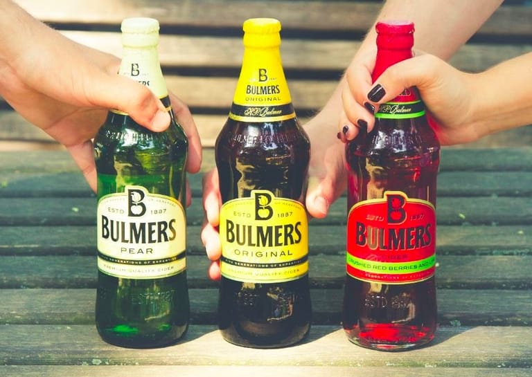 Bulmers gehört sicherlich zu den bekanntesten Cider-Marken, hier gibt es neben klassischem Apfel auch Birne und Beere als Geschmacksrichtung.