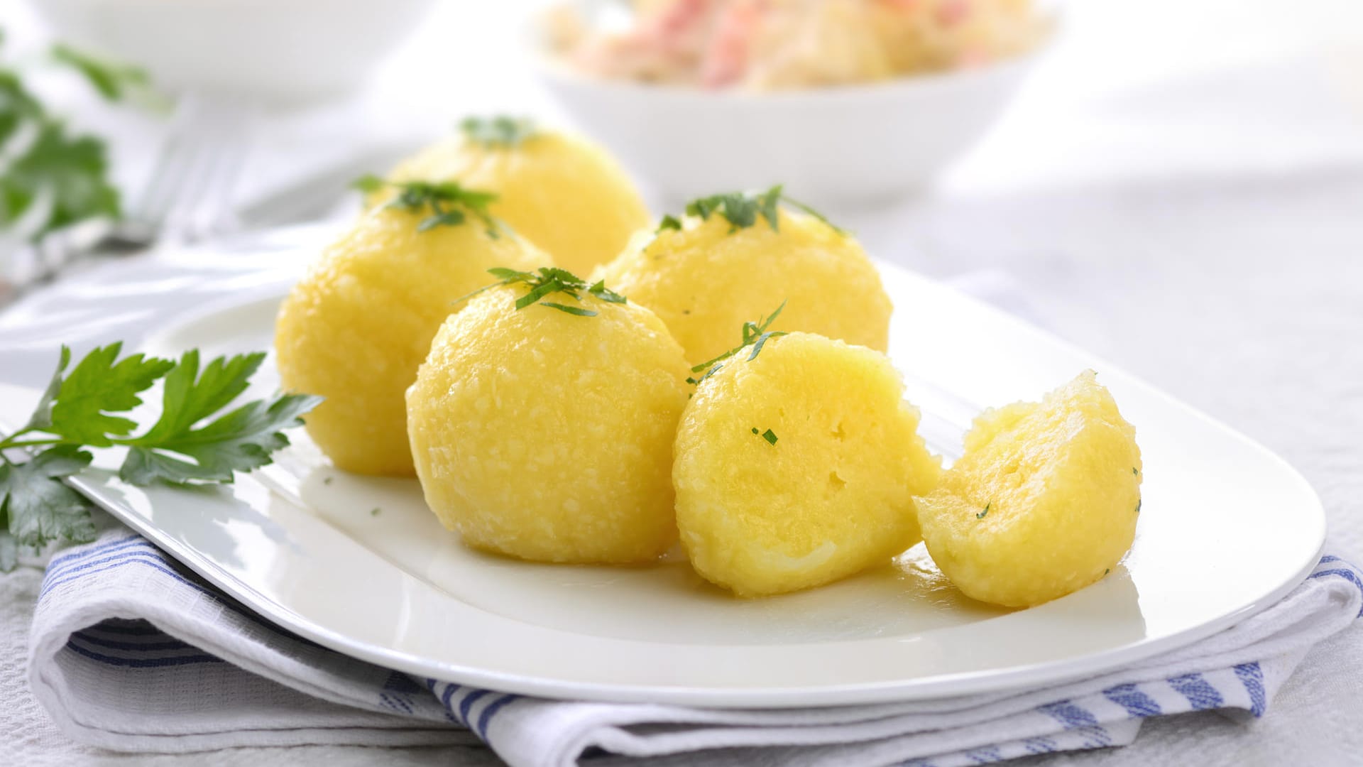 Knödel sind die perfekten Begleiter zu Fleisch und Soße.