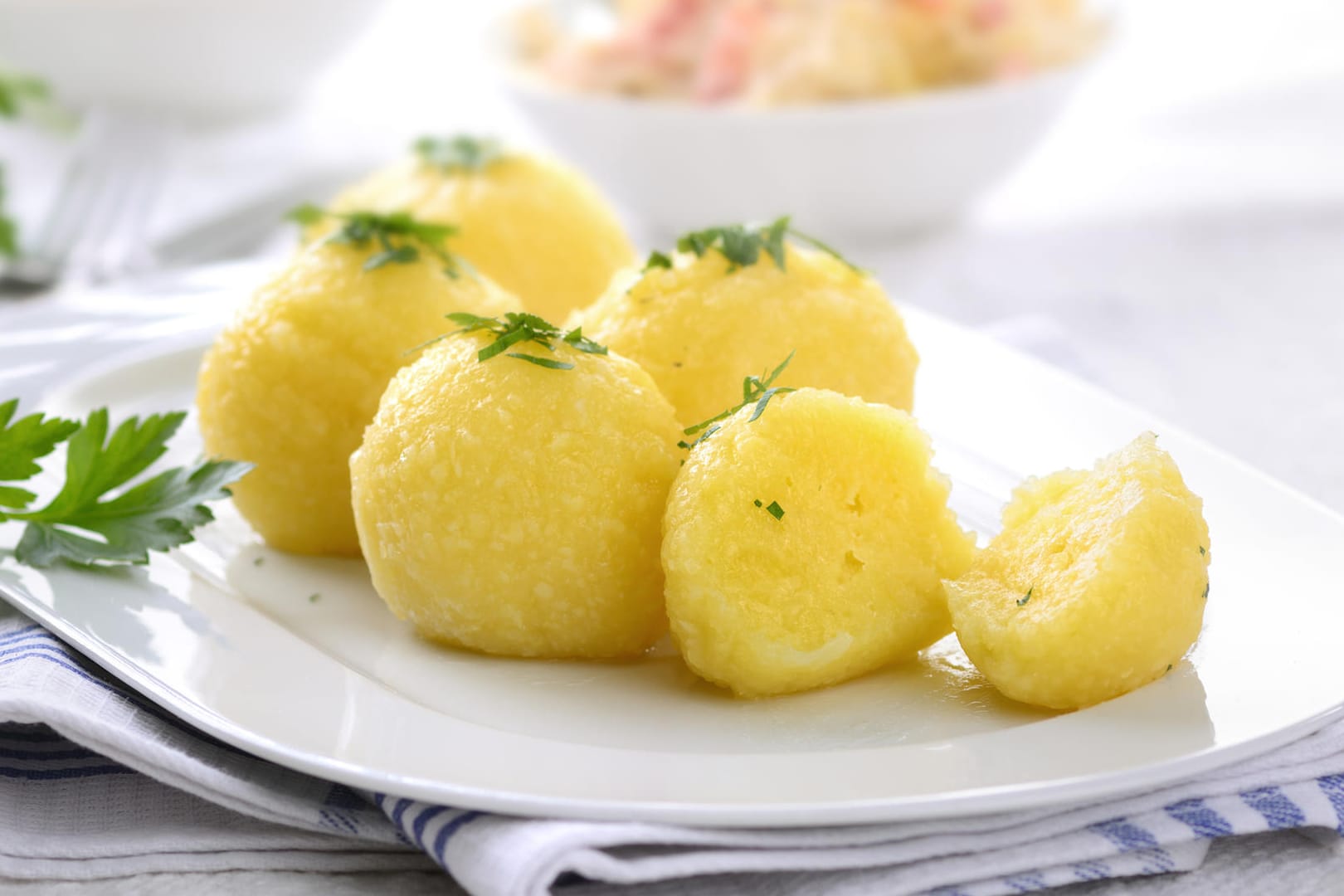 Knödel sind die perfekten Begleiter zu Fleisch und Soße.