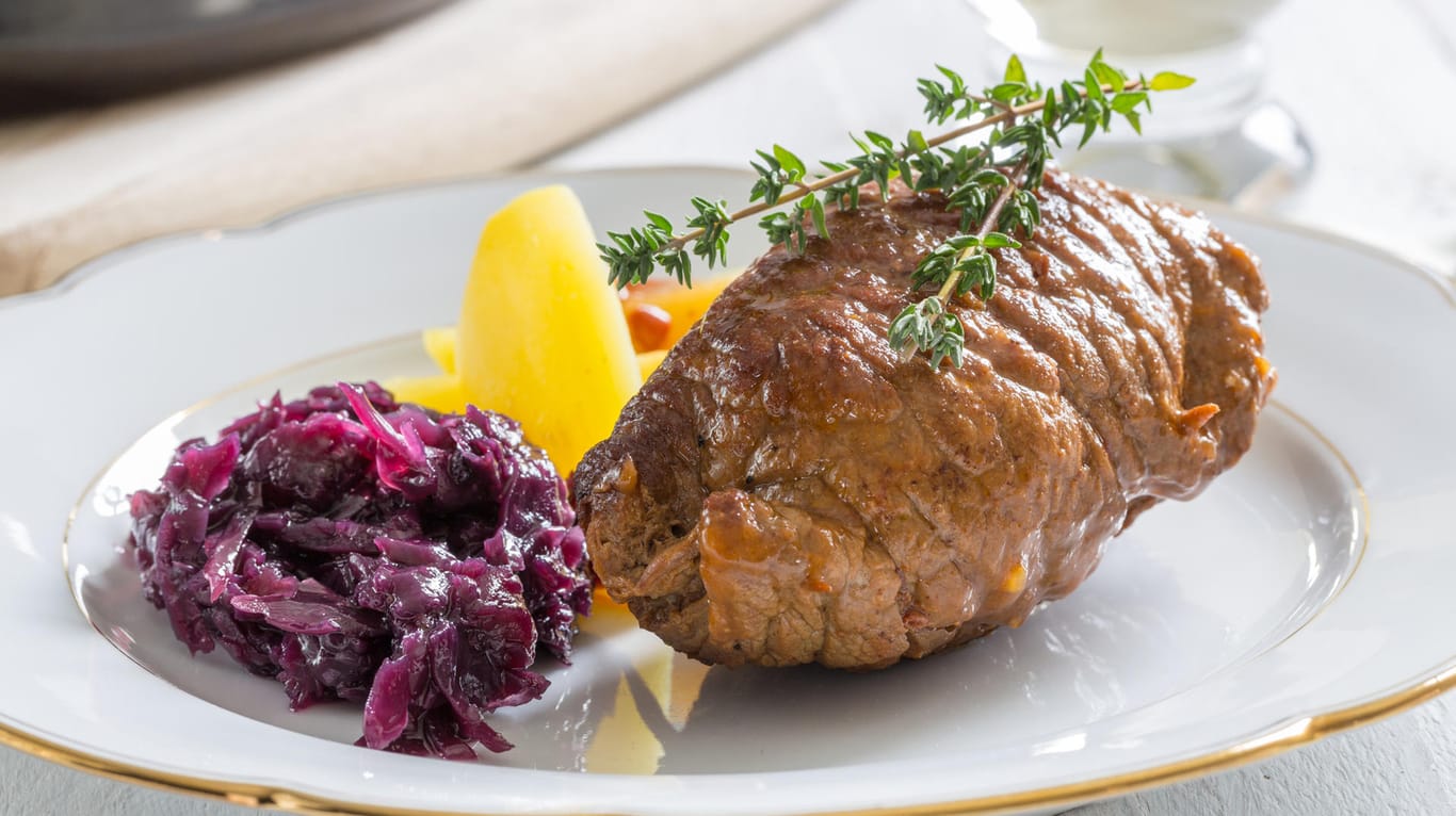 Perfekte Begleiter zu Rinderrouladen: Salzkartoffeln und Rotkohl.