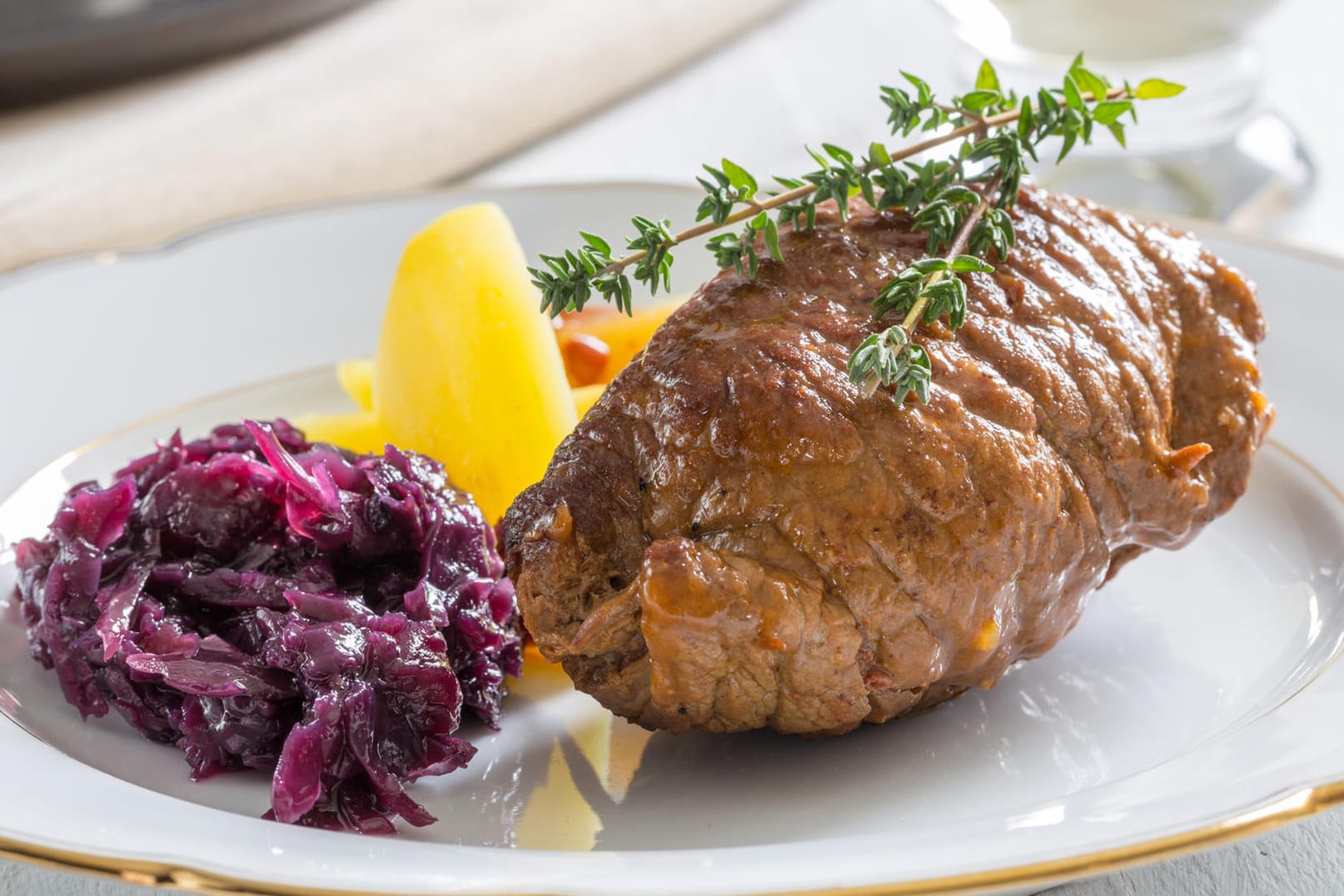 Perfekte Begleiter zu Rinderrouladen: Salzkartoffeln und Rotkohl.