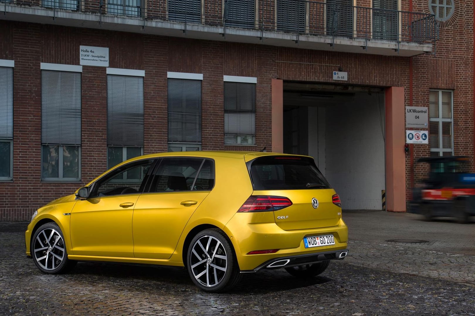 VW liftet den Golf 7 - hier ein Modell mit R-Line-Ausstattung.