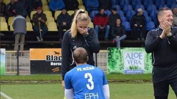 Lubomir Vajdecka von FK Nizna überraschte seine Freundin Petra Lepackova mit einem Heiratsantrag.