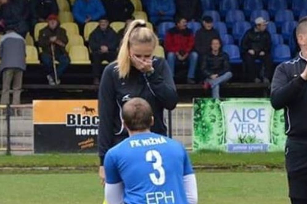 Lubomir Vajdecka von FK Nizna überraschte seine Freundin Petra Lepackova mit einem Heiratsantrag.