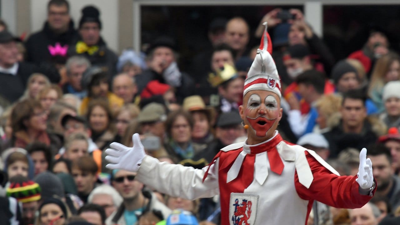 Die Düsseldorfer Karnevalsfigur Hoppeditz hält vor dem Rathaus seine Rede.