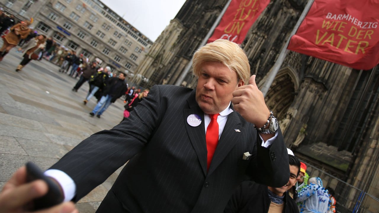 Ein Donald Trump Lookalike vor dem Kölner Dom.