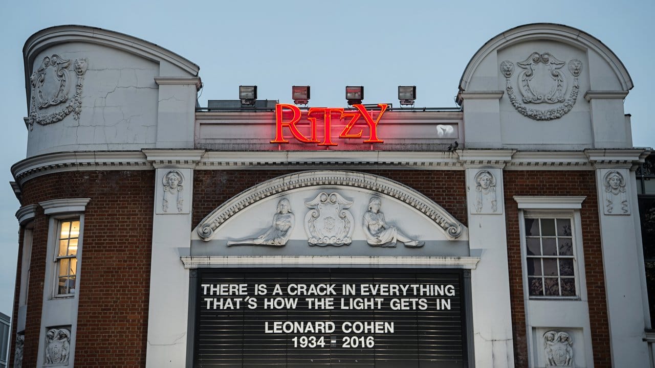 Die Liedzeile "There is a crack in everything That's how the light gets in" aus Leonhard Cohens "Anthem" am Kino Ritzy in Lindon.