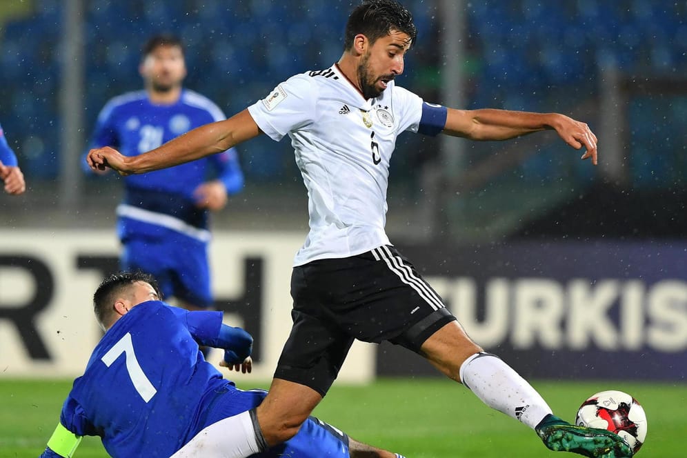 Obenauf: DFB-Kapitän Sami Khedira lässt San Marinos Matteo Vitaioli stehen.