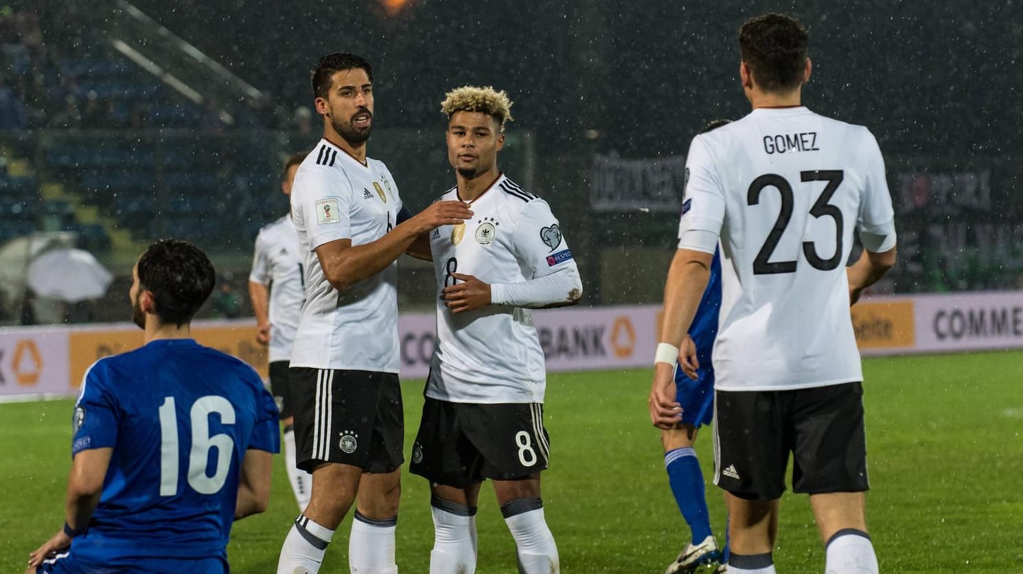 DFB-Kapitän Sami Khedira (li.) herzt den treffsicheren Debütanten Serge Gnabry.