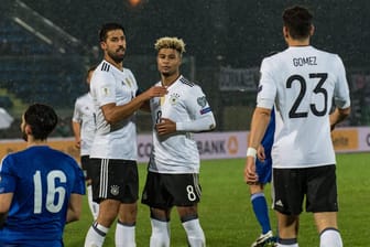 DFB-Kapitän Sami Khedira (li.) herzt den treffsicheren Debütanten Serge Gnabry.