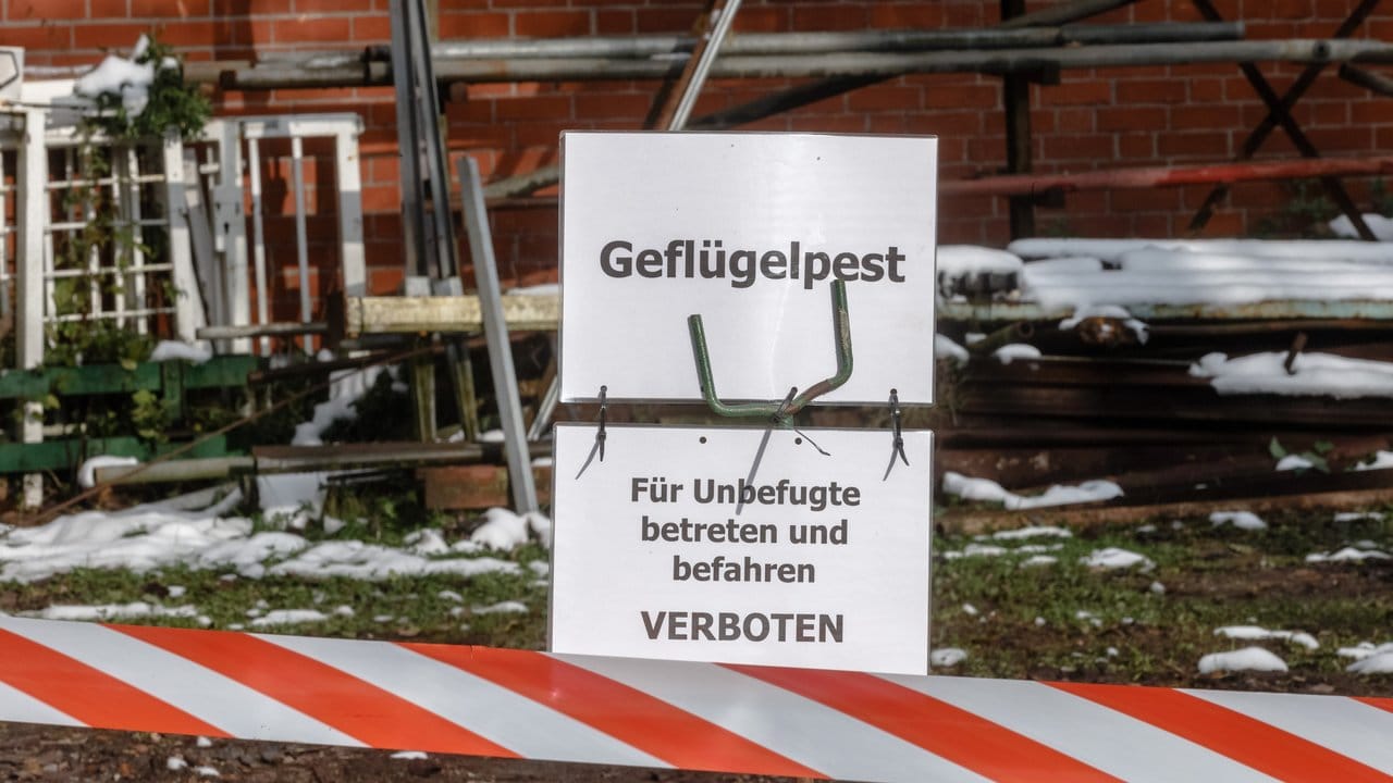 Warnschild an der Einfahrt eines Bauernhofs in Lübeck-Ivendorf in Schleswig-Holstein. Warnschild an der Einfahrt eines Bauernhofs in Lübeck-Ivendorf in Schleswig-Holstein.