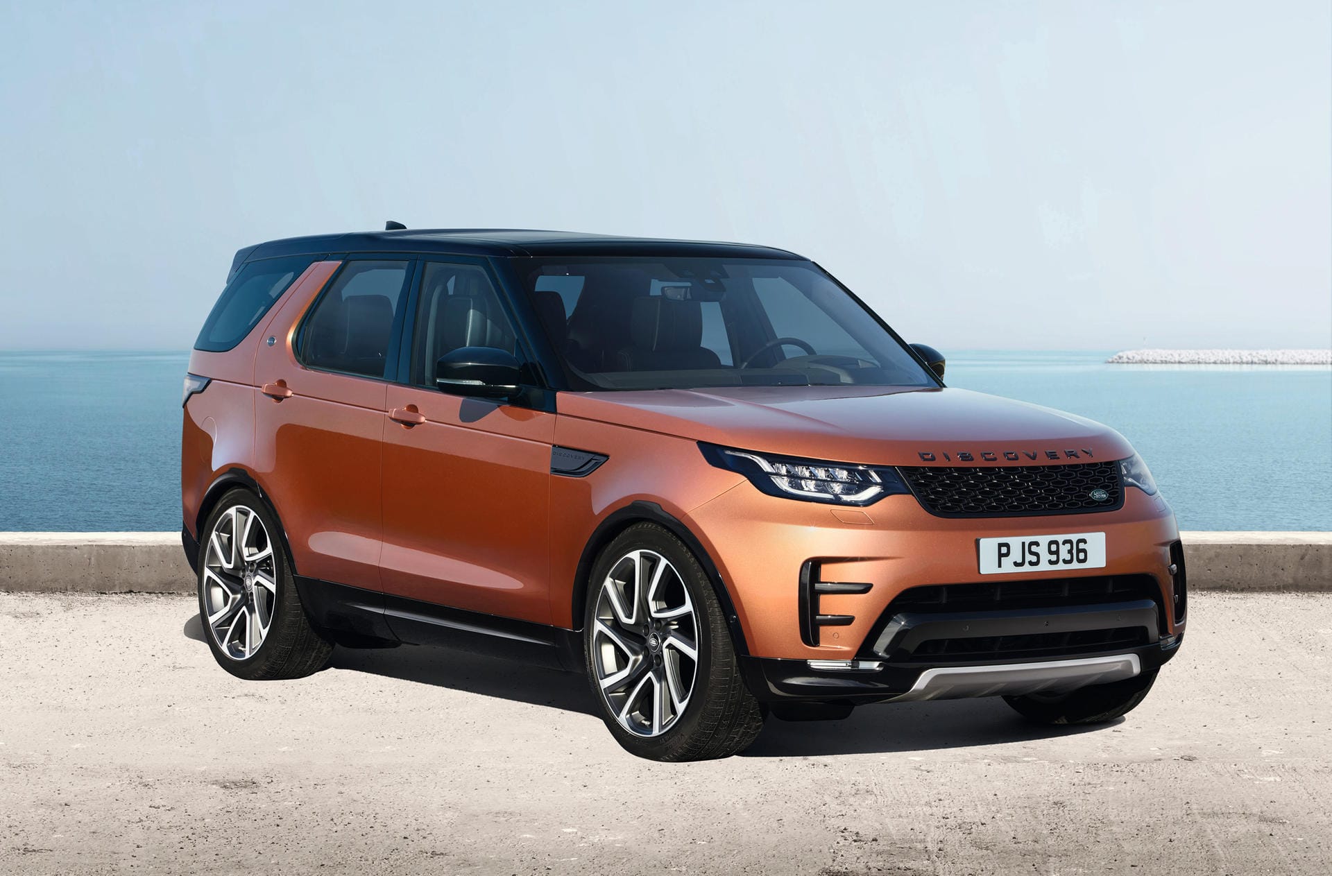 Der aktuelle Discovery ist bereits seit 12 Jahren im Land-Rover-Programm, Zeit also für ein neues Modell. Das kommt im Frühjahr deutlich gewachsen auf den Markt.