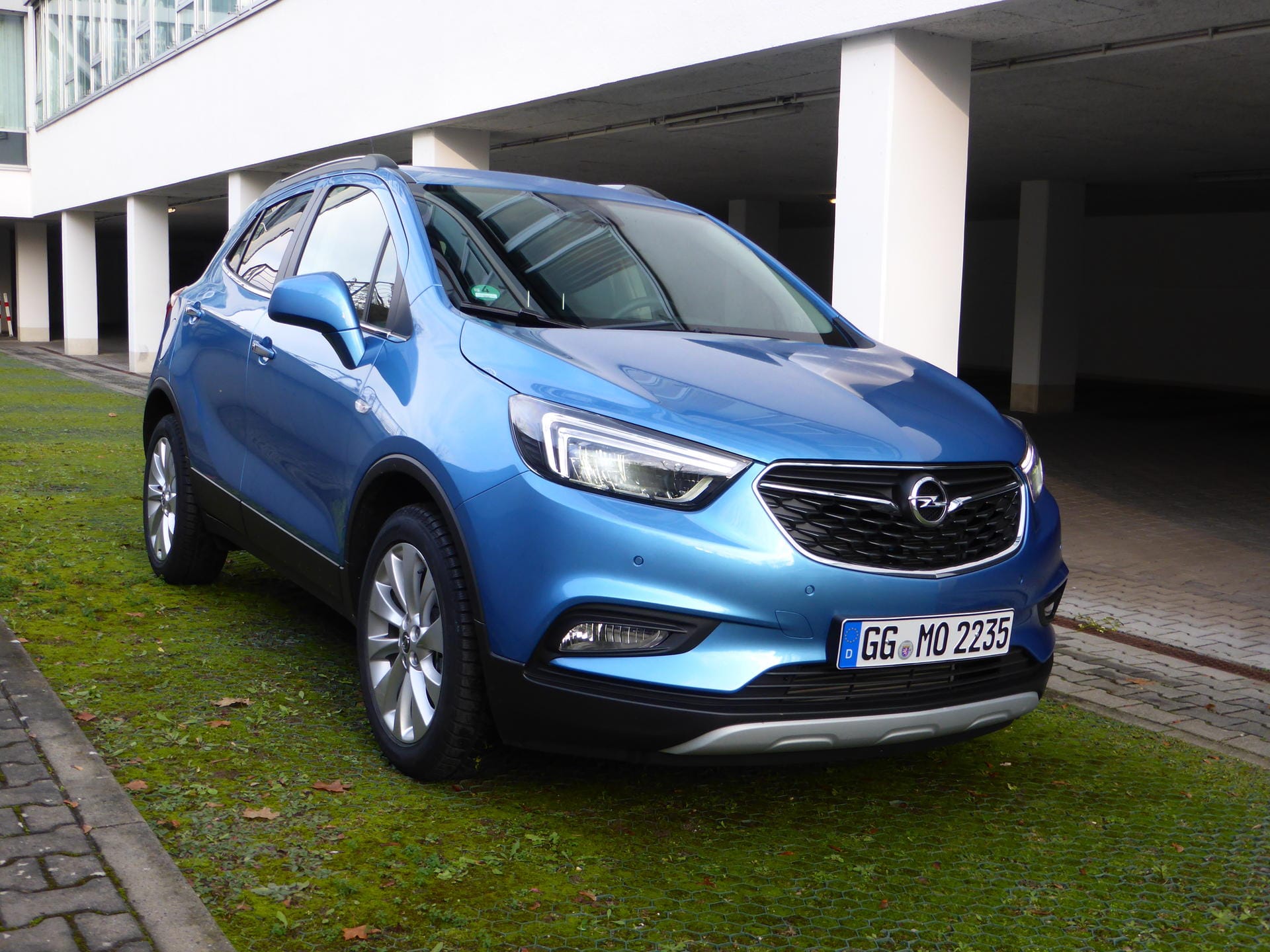 Preislich startet der Opel Mokka X bei knapp 19.000 Euro. Mit starkem Dieselmotor und Allradantrieb ist man aber auch bereits bei gut 27.000 Euro angelangt.