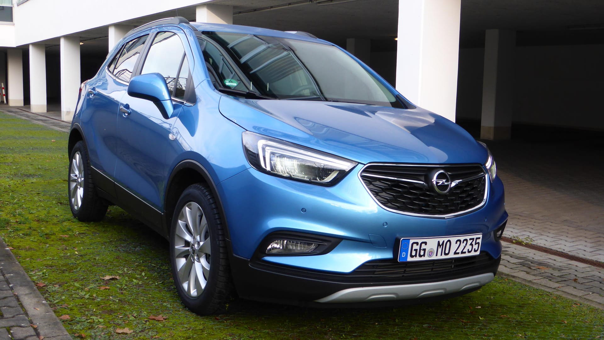 Preislich startet der Opel Mokka X bei knapp 19.000 Euro. Mit starkem Dieselmotor und Allradantrieb ist man aber auch bereits bei gut 27.000 Euro angelangt.