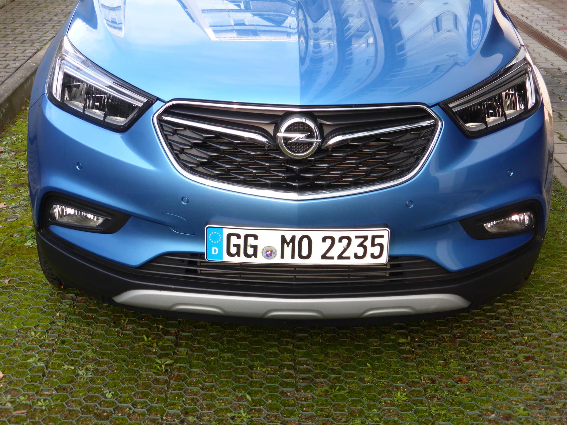 Unterfahrschutz, Sichel-Licht und die markante Opel-Spange - das ist der neue Mokka X.