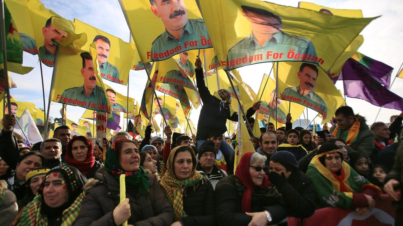Viele Demonstranten schwenkten Fahnen mit dem Bild des Führers der verbotenen kurdischen Arbeiterpartei PKK, Abdullah Öcalan.