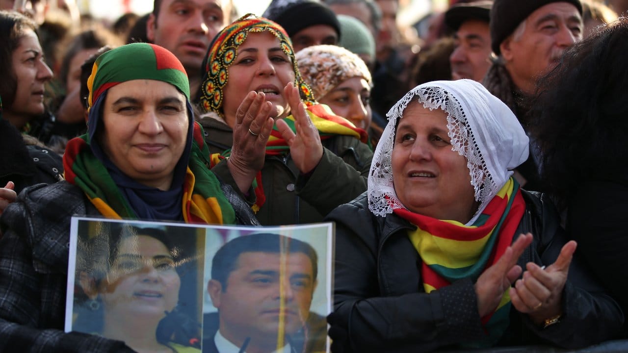Eine Demonstrantin hält Fotos der HDP-Vorsitzenden Figen Yüksekdag (l) und Selahattin Demirtas, die am Freitag vergangener Woche wegen Terrorvorwürfen festgenommen und anschließend in Untersuchungshaft genommen worden waren.