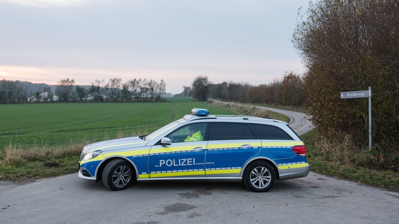 Ein Polizeiwagen sperrt in Grumby die Zufahrt zu dem betroffenen Hühnerbetrieb ab. Ein Polizeiwagen sperrt in Grumby die Zufahrt zu dem betroffenen Hühnerbetrieb ab.