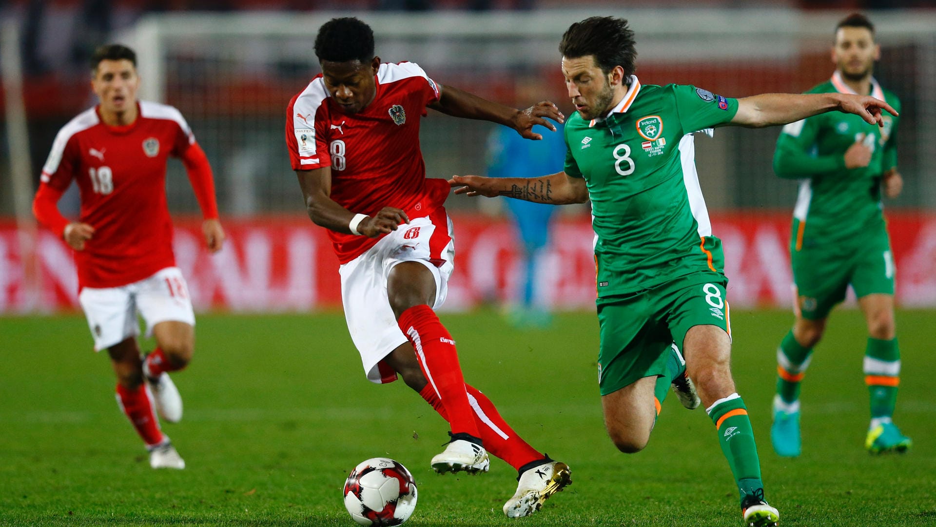 David Alaba (li.) im Duell mit dem Iren Harry Arter