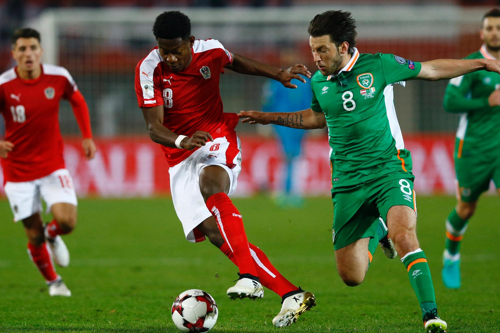 David Alaba (li.) im Duell mit dem Iren Harry Arter