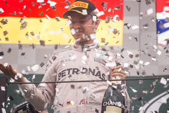 Konfetti-Regen: Es gibt zig Varianten, wie Nico Rosberg beim Saisonfinale Weltmeister der Formel 1 wird.