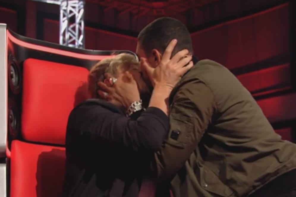 Andreas Bourani küsst vor lauter Freude Kollege Samu Haber.