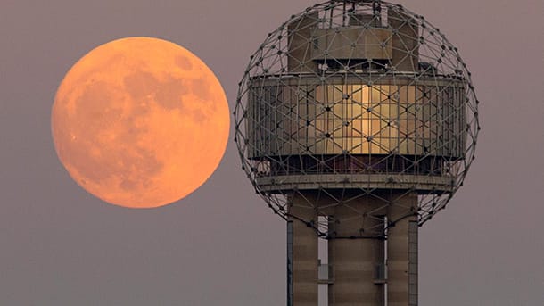 Der Vollmond am 13.11.2016 hinter dem Reunion Tower in der US-Stadt Dallas.