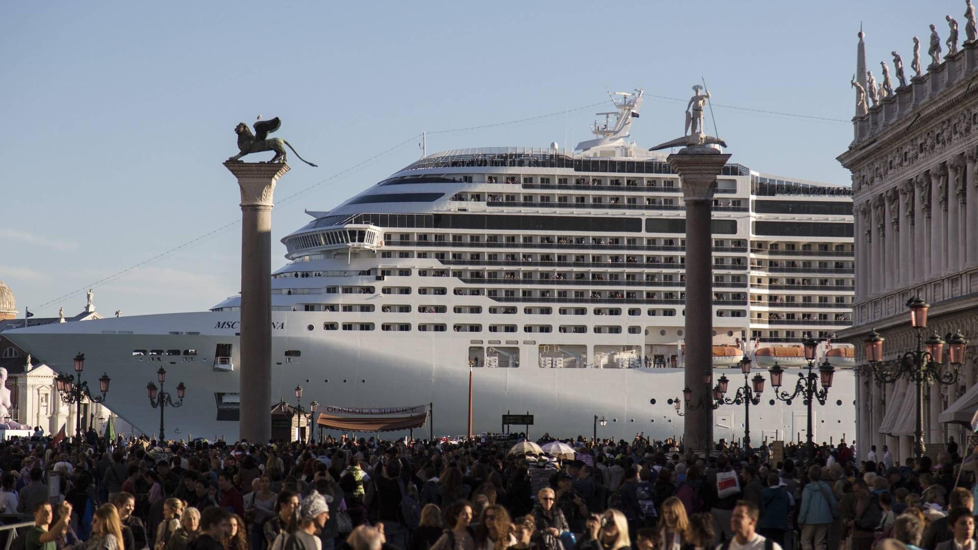 Kreuzfahrtschiff und Besuchermassen - gerade im Sommer in Venedig alltäglich.