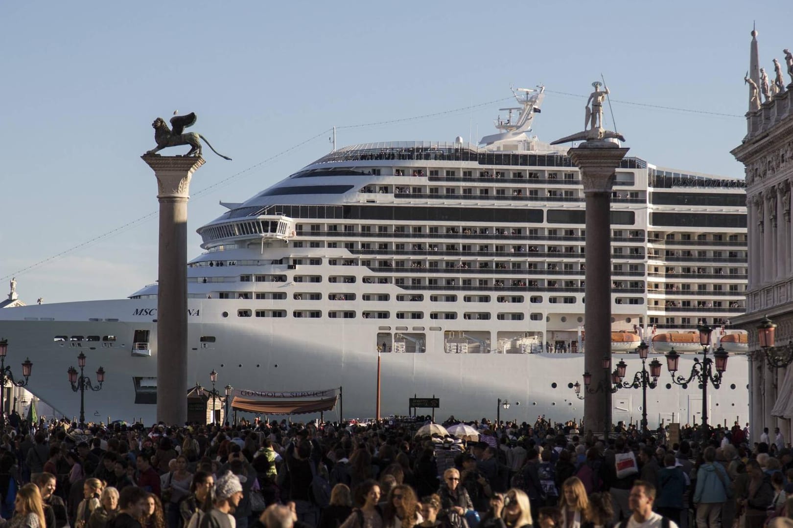 Kreuzfahrtschiff und Besuchermassen - gerade im Sommer in Venedig alltäglich.