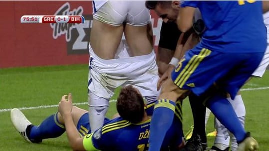 Bosniens Edin Dzeko zieht Gegner Sokratis absichtlich die Hose runter.