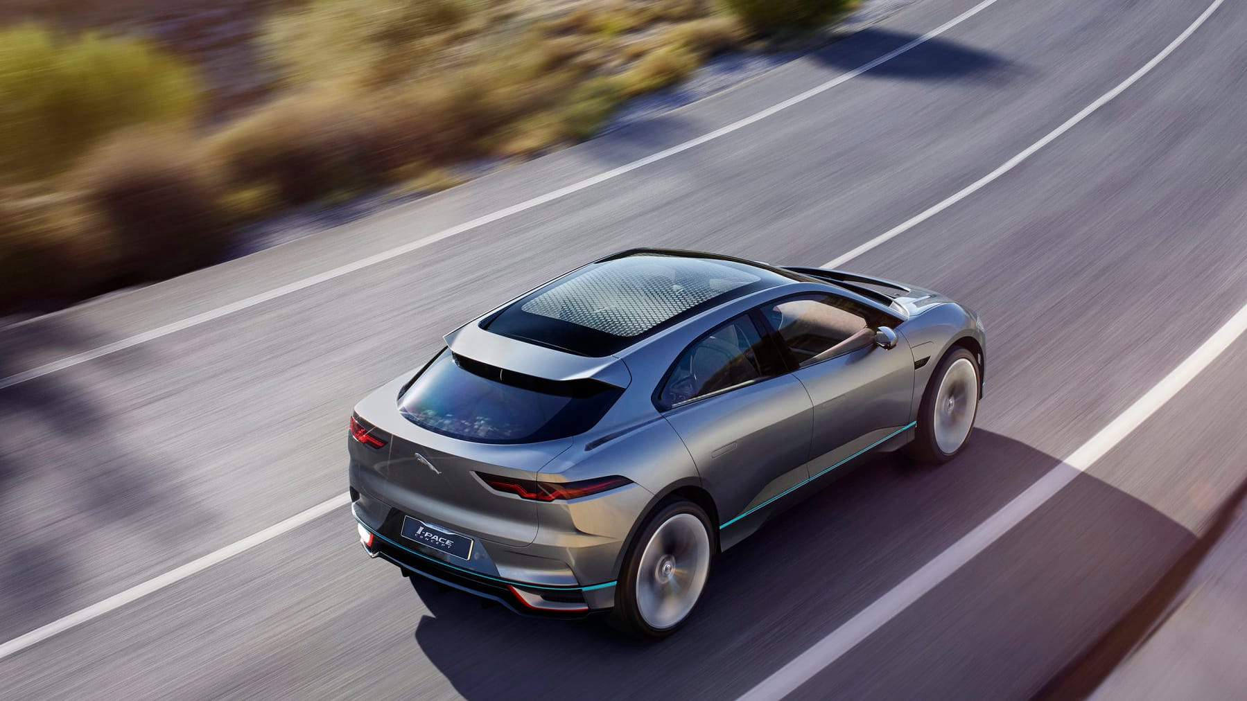 Das 4,68 Meter langen Allrad-SUV kommt mit knackigen Proportionen.