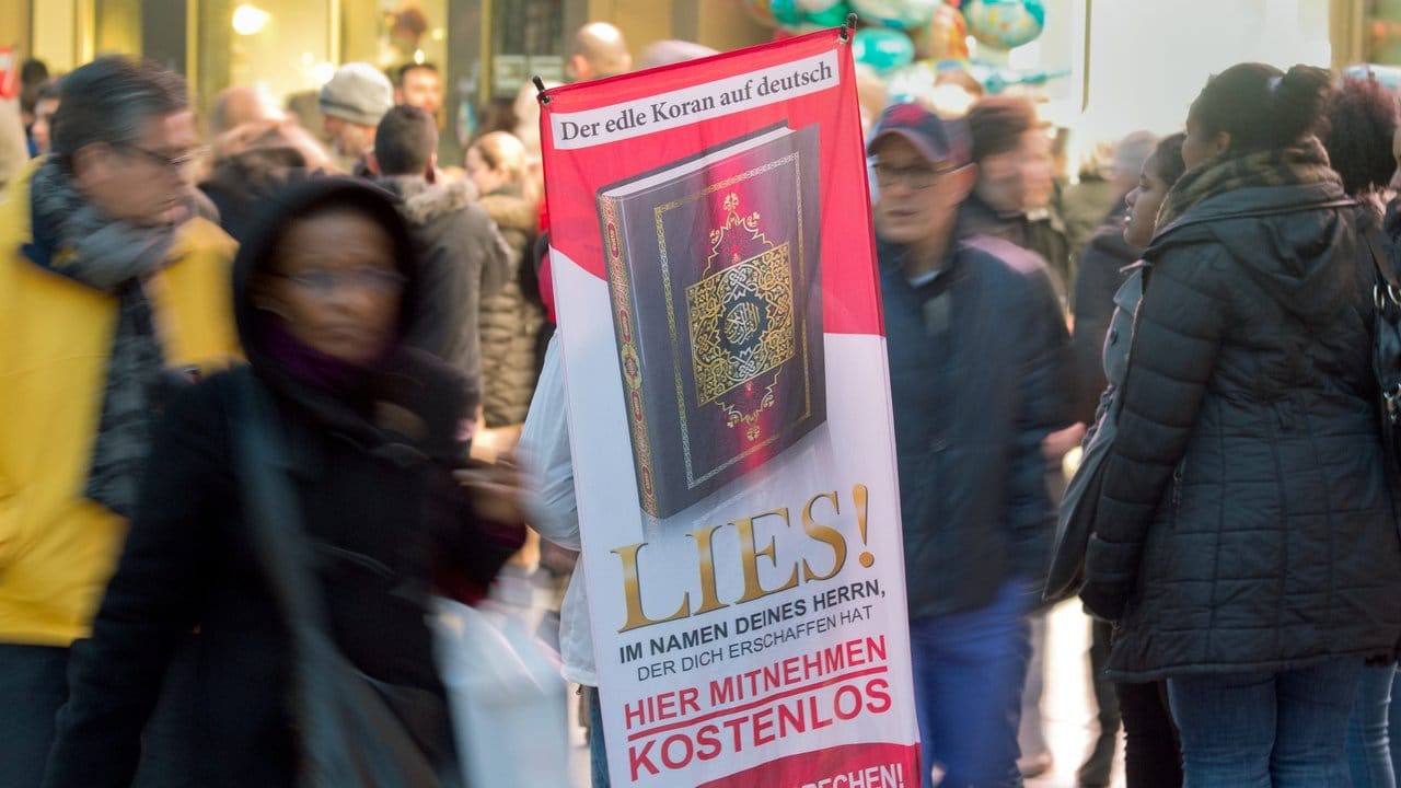 Mindestens 140 "Lies!"-Aktivisten und Unterstützer sind bereits nach Syrien und in den Irak gereist, um sich dem IS anzuschließen. Mindestens 140 "Lies!"-Aktivisten und Unterstützer sind bereits nach Syrien und in den Irak gereist, um sich dem IS anzuschließen.